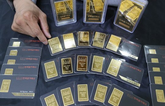 미·중 무역분쟁 등으로 위험자산 회피심리가 확산되면서 한국거래소(KRX) 금시장에서 거래되는 금값이 최근 3년 만의 최고치를 기록했다. 한국거래소에 따르면 KRX금시장에서 지난 5일 금 1g은 5만430원(1돈당 18만9113원)에 거래를 마쳐 연초(4만6240원)보다 9.06% 올랐다. 사진은 7일 오전 서울 종로구 한국금거래소의 골드바.                                                                                                        연합뉴스